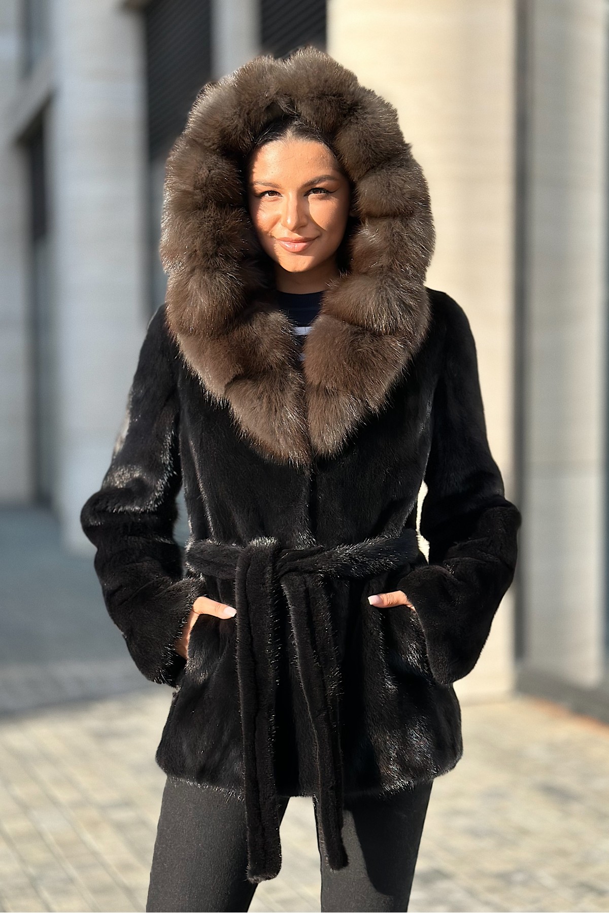 Шуба норковая «Автоледи» с капюшоном из куницы (ScanBlack)